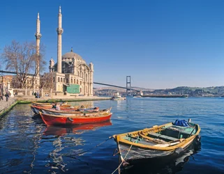 Ansicht der Moschee von Abdulmecid in Ortakoy mit der Bosporus-Brücke im Hintergrund
